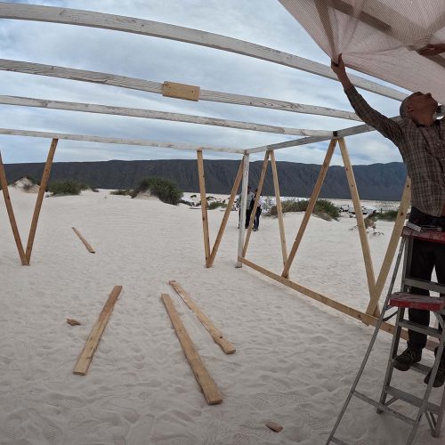 Diseño y fabricación de mobiliario modular para una galería temporal y una exposición de arte en Cuatro Ciénegas, Coahuila, en colaboración con Hotel 1800.